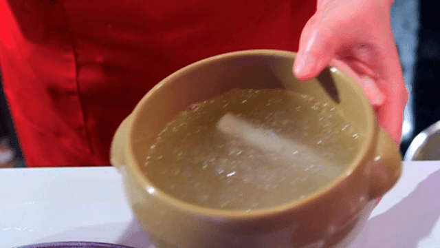 살얼음 육수를 그릇에 담는 모습