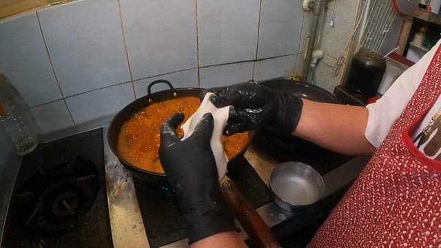 보글보글 끓는 매운탕에 들어가는 수제비 사리