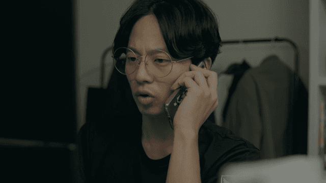 모니터에 집중하다가 전화를 받는 남성