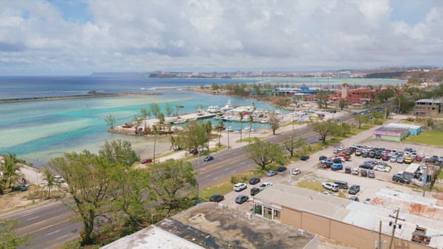 마리나와 맑은 바다의 경치