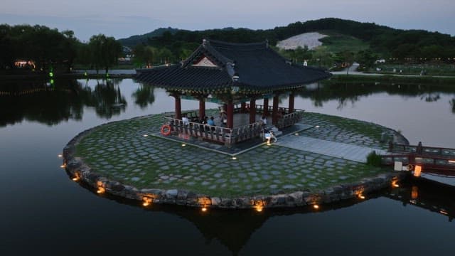 저녁의 고요한 연못 위의 전통 정자