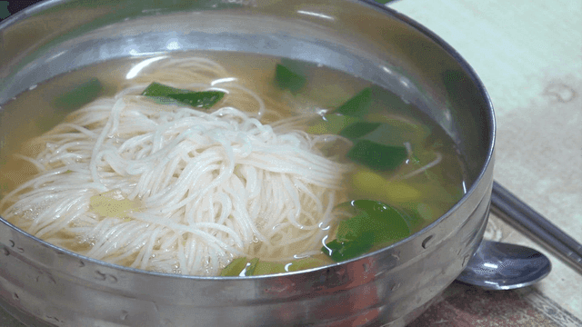Steaming banquet noodles bowl