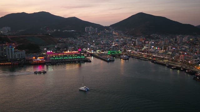 해질녘의 배들이 다니는 선착장