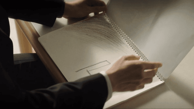 그림이 그려진 스케치북을 보는 사람