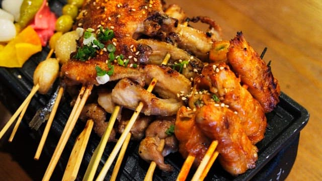 철판 위에 가지런히 담긴 다양한 종류의 꼬치구이