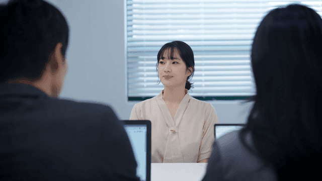 면접을 보는 여성