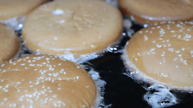 팬에서 튀겨지는 햄버거 번