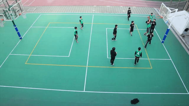 코트에서 농구하는 학생들