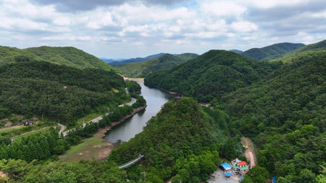 푸른 산을 따라 흐르는 경치 좋은 강