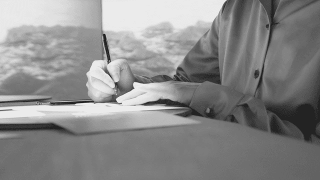 스마트폰을 사용하고 글을 쓰는 사람