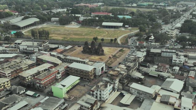 고대 사원 유적이 있는 번화한 거리 전경