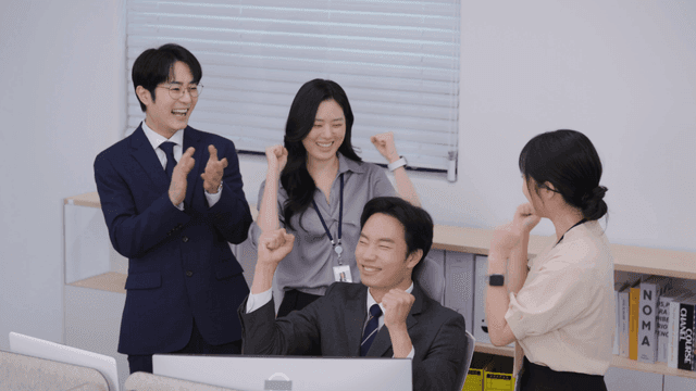 사무실 팀이 성공을 축하하는 모습