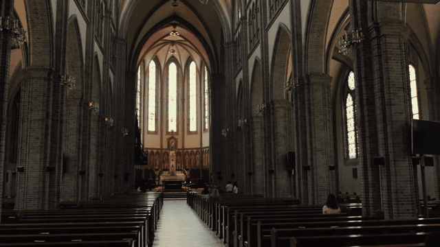 스테인드글라스가 있는 웅장한 성당 내부