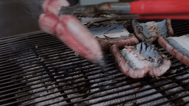 바비큐 그릴에서 굽는 신선한 장어