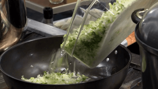 팬에 다진 파와 양파