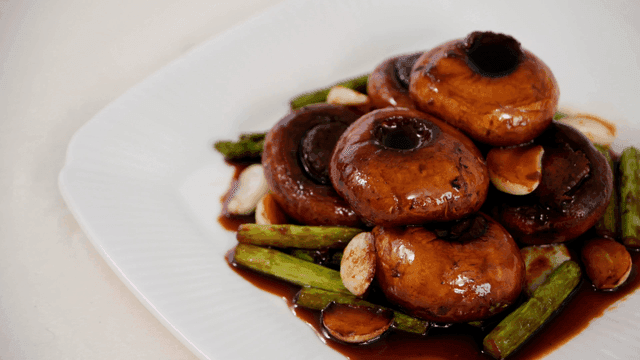 Mushrooms and asparagus with garlic sauce