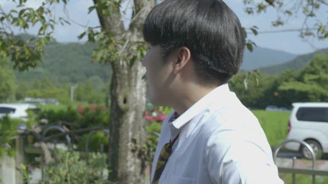 맑은 날 교복을 입고 친구에게 말을 거는 학생