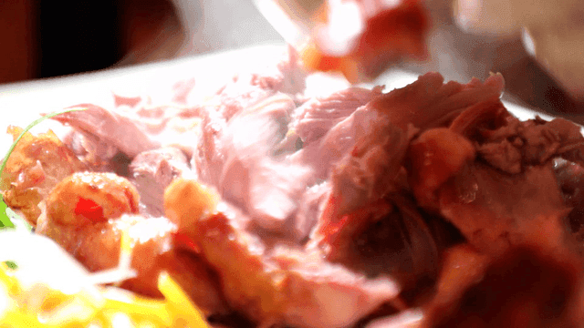 접시에 담긴 뜨거운 훈제 오리