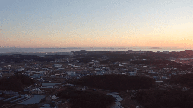 해질녘의 고요한 시골 마을