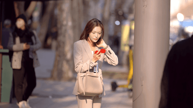 번화가에서 화장을 확인하는 직장인 여성