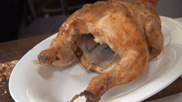 접시에 준비된 구운 치킨