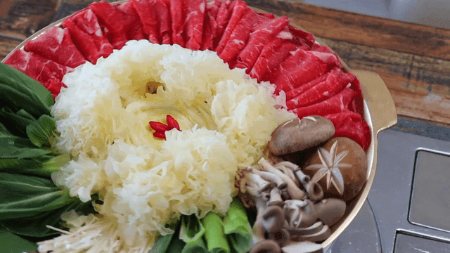 신선한 재료로 가득 찬 냄비