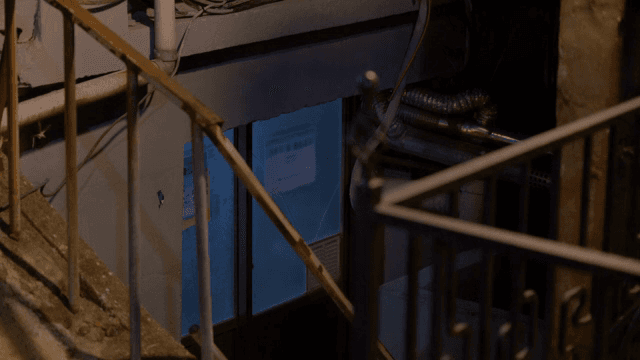 철제 난간이 있는 어두운 골목