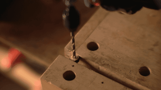 나무 블록에 구멍을 뚫는 장면