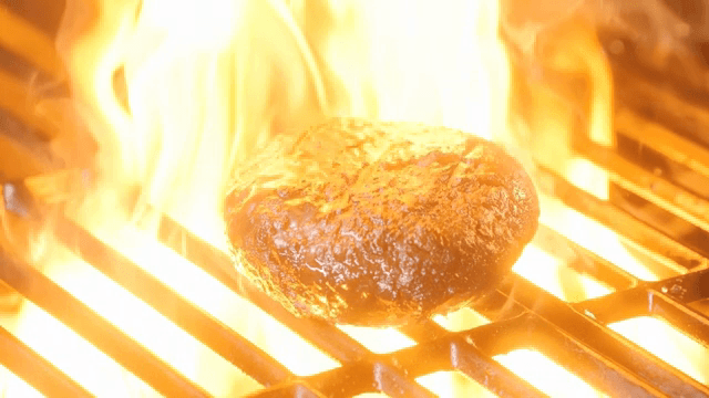 불꽃 위에서 구워지는 육즙 가득한 버거 패티