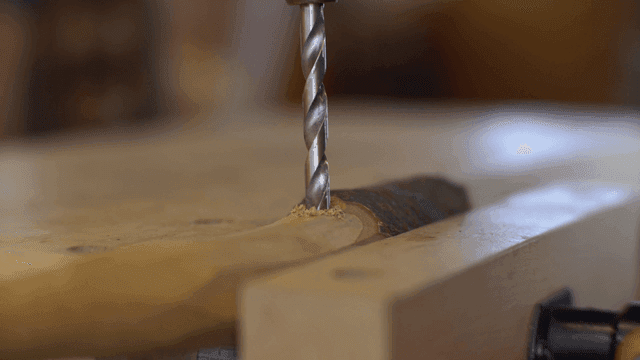 나무 표면에서 작동하는 드릴