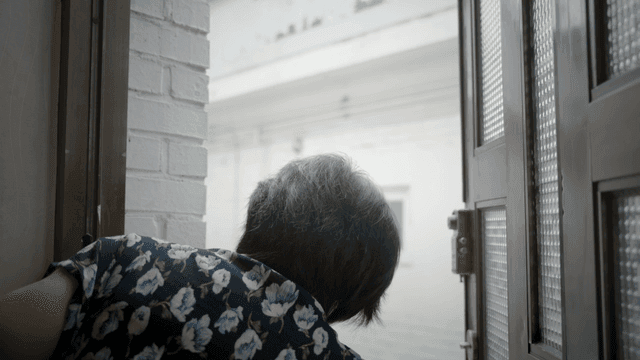 문 밖을 내다보는 노인