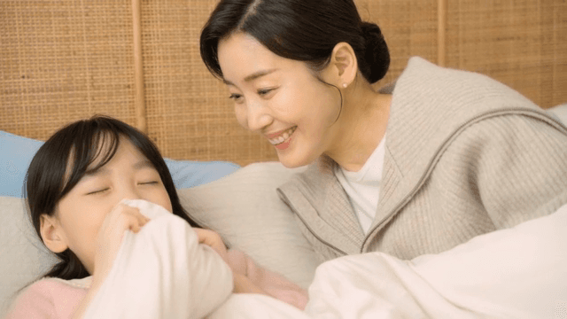 엄마와 딸이 즐거운 순간을 나누는 모습