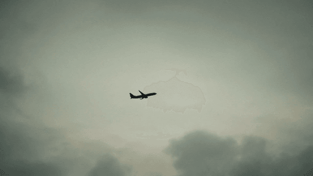 구름 낀 하늘을 나는 비행기