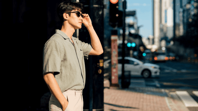 도시 거리 모퉁이에 서 있는 남자