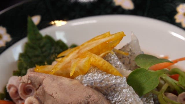 생선과 채소가 들어간 껍데기 샐러드