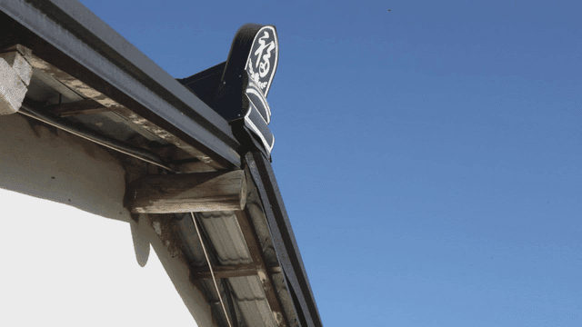 푸른 하늘 아래 전통 한국 지붕