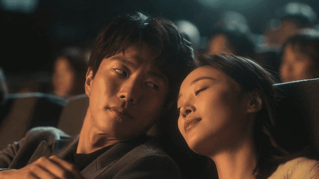 영화관에서 눈을 맞추는 다정한 커플