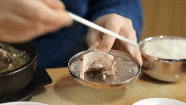 순대국에 있는 돼지고기를 집는 모습