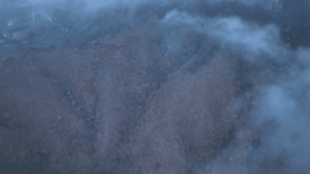 구름에 덮인 안개 낀 산