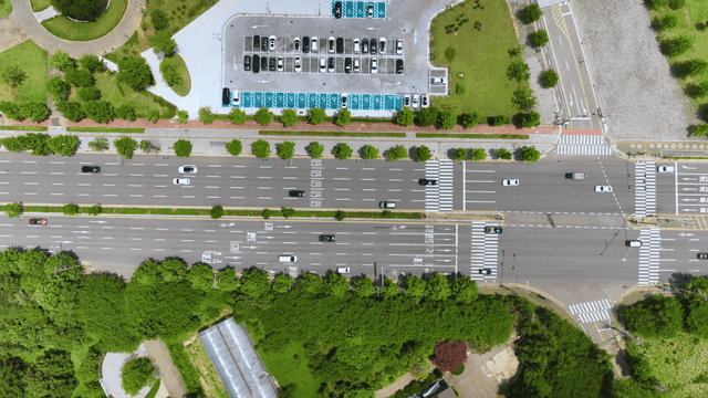 교통이 있는 도로의 항공 뷰