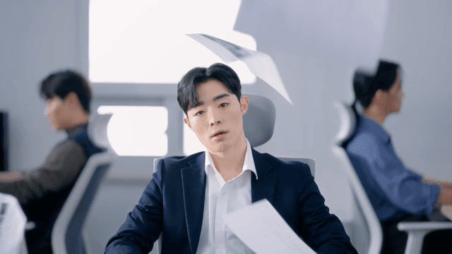 지친 남자 위로 쏟아지는 서류