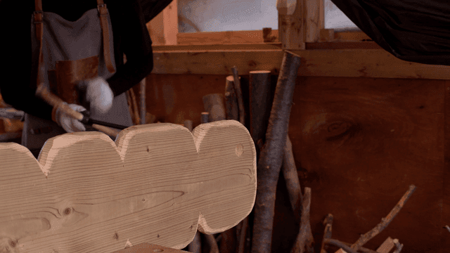 아늑한 실내 작업장에서 목공 작업