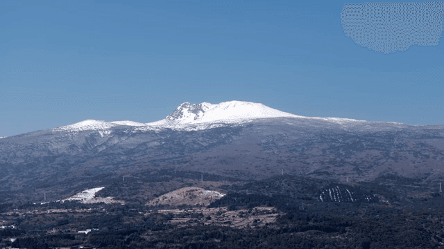 맑은 하늘 아래 눈 덮인 한라산