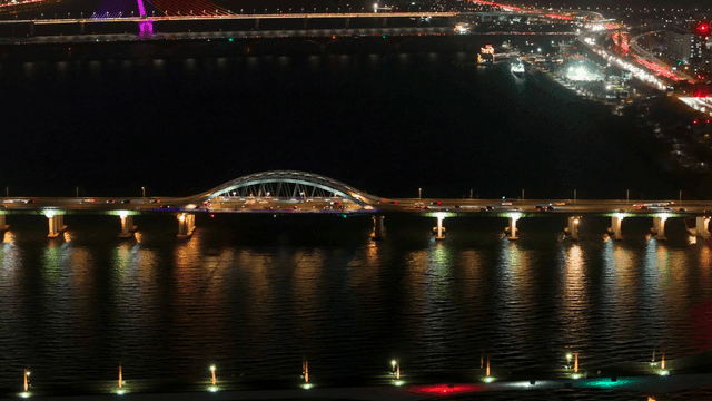 밤에 강 위에 밝게 빛나는 다리