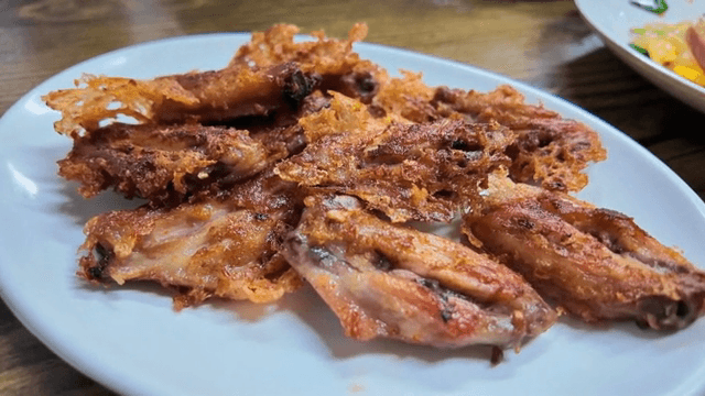 접시에 담긴 바삭한 치킨윙