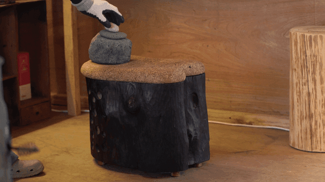 돌과 코르크 상판이 있는 나무 의자