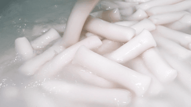 Freshly made garaetteok soaked in water