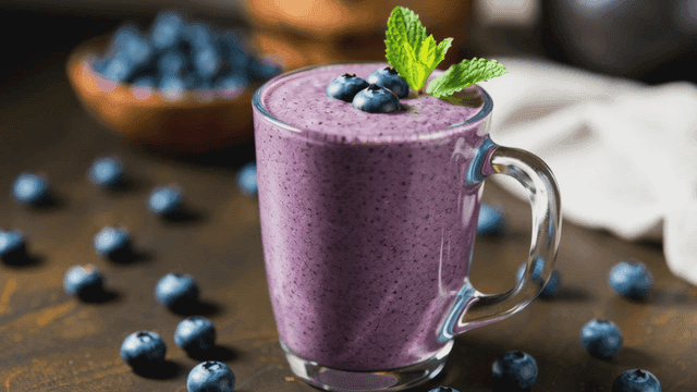 유리컵에 담긴 블루베리 스무디