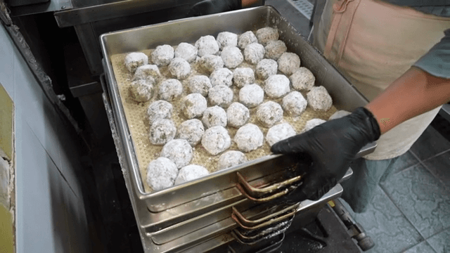 찜기 위에 준비된 반죽 공