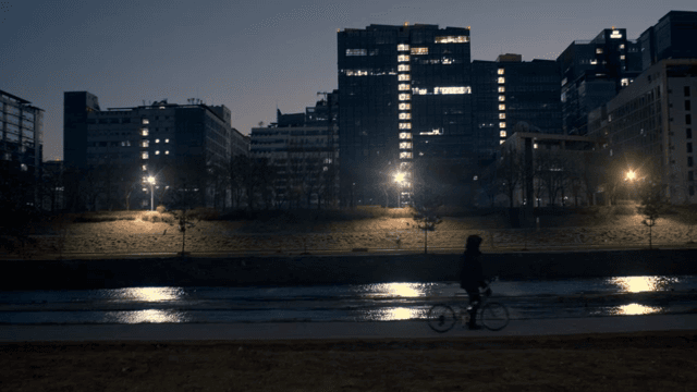 건물과 강이 있는 도시의 야경